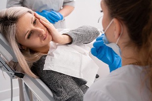 Lady has oral pain while sitting in dentist’s chair